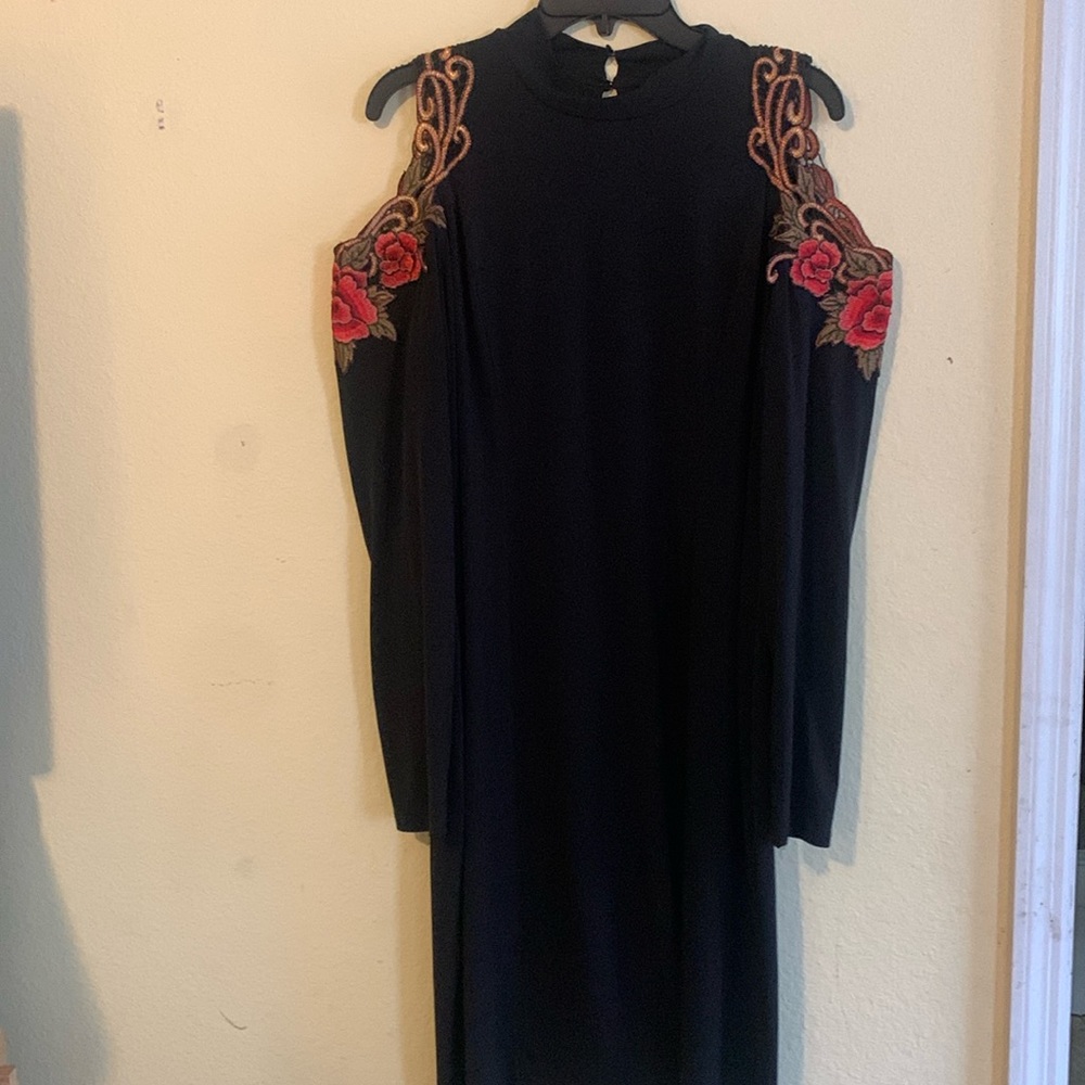 Shoulderless black polyester dress